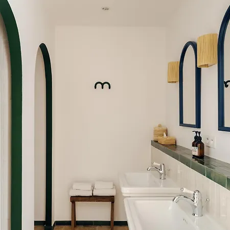 Boutique Responsable Et Restaurant Basgi Basgi מלון 4*