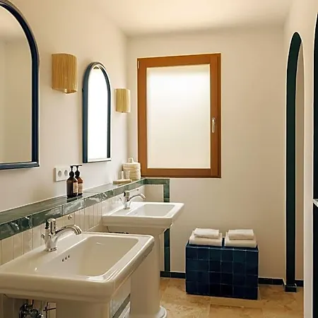 Boutique Responsable Et Restaurant Basgi Basgi 4*